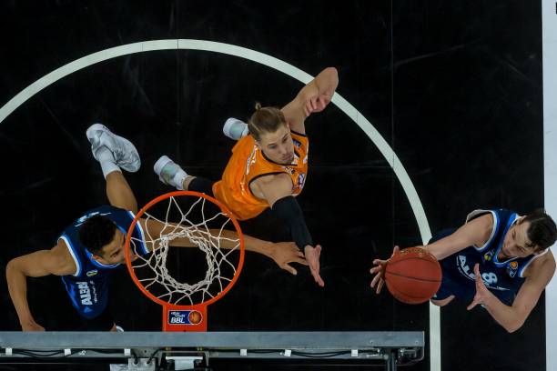 它更肩负着 它更肩负着